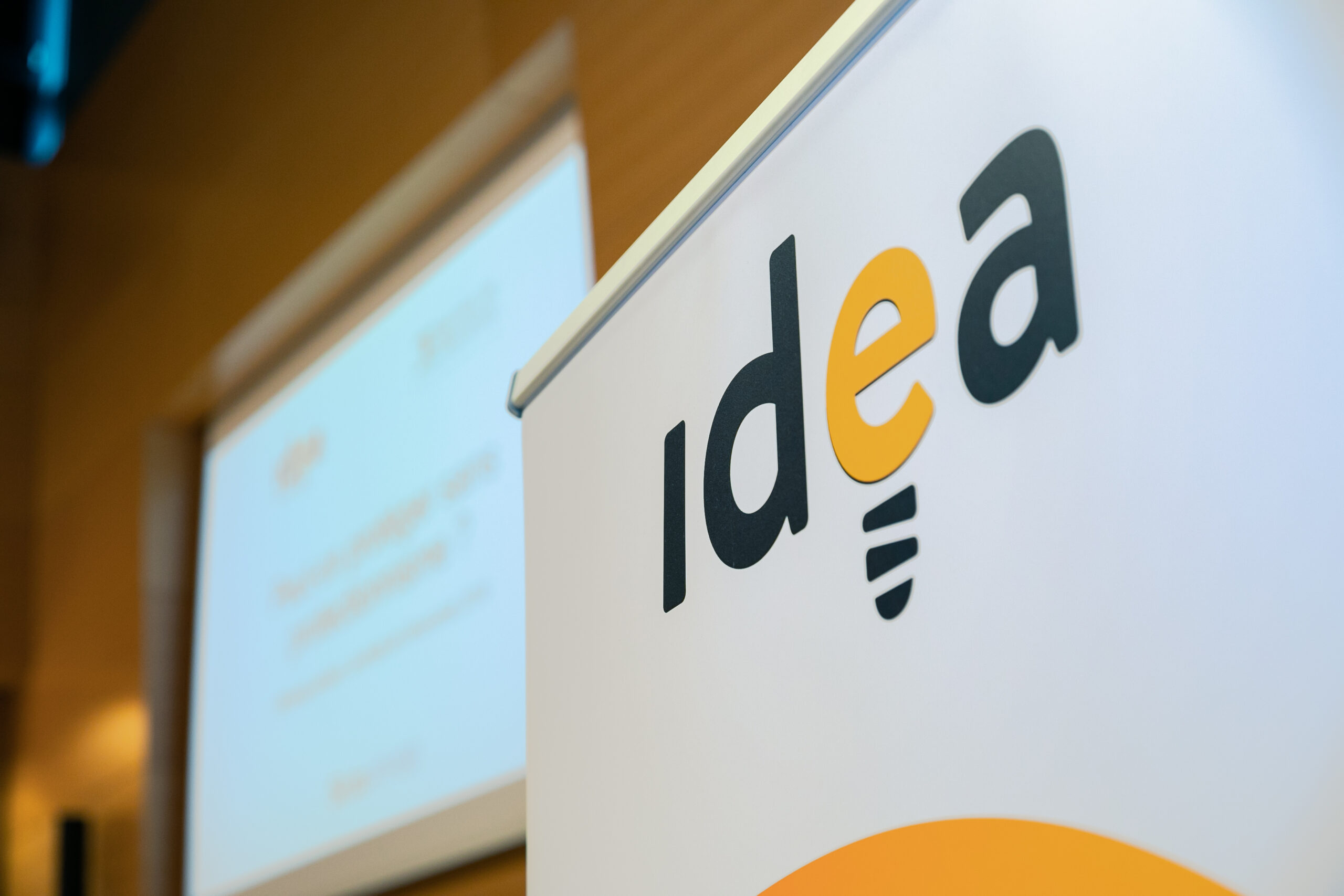 la candidature est à déposer auprès d'idea. L'image représente donc le logo d'IDEA sur un fond blanc