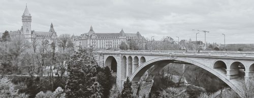 paysage pont en noir et blanc