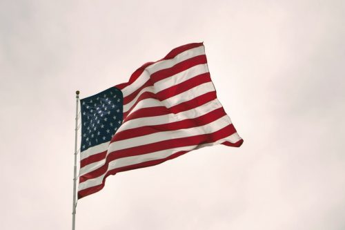 Drapeau USA flotant dans l'air avec en fond un ciel nuageux. selectionné car le thème de l'article est l'emploi aux USA