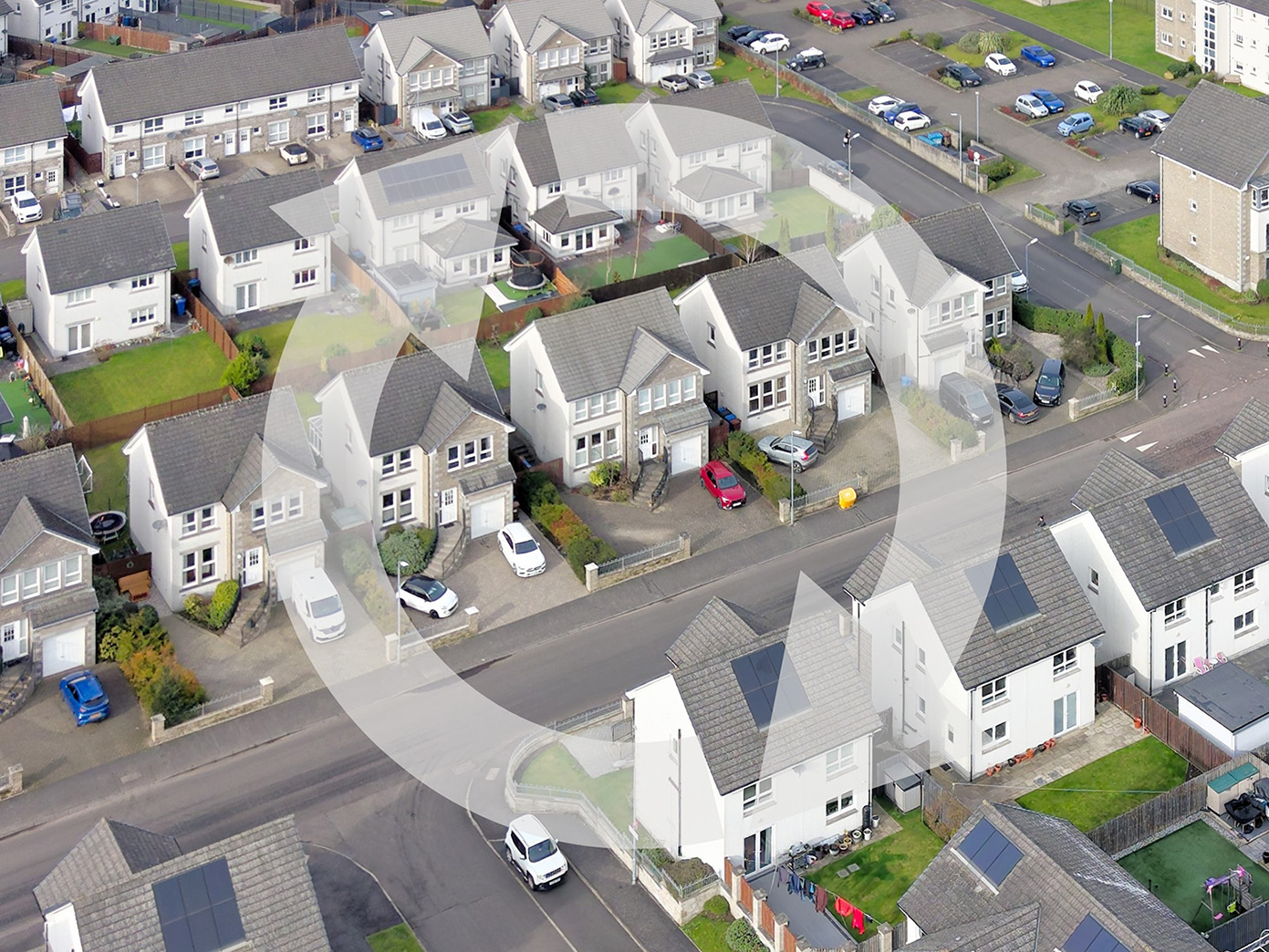 Un quartier résidentiel gros et morne avec, en filigrane, deux flèches foremant un cycle